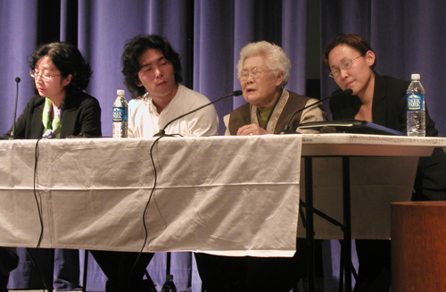 위안부 시절을 증언하며 격한 감정을 누르지 못하는 이옥선 할머니(좌에서 세번째), (좌로부터) 양현아 교수, 무야라마 잇페이 연구원, 이옥선 할머니, 통역을 맡은 지원 스탠필드씨