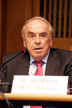 몰트만 박사가 강연하고 있다. ⓒ김진영 기자