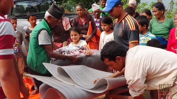 오는 10일 선교세미나에서 뉴저지 지역 교회들이 네팔에 전달한 온정을 확인하는 시간이 마련된다. 사진은 뉴저지 지역 교회들의 구호금을 전달받은 글로벌호프가 네팔 지진 피해 지역에서 구호품을 전달하고 있는 모습.
