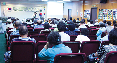 LA한인회 주최 ‘호스피스 세미나’에서 시에라 호스피스 케어의 박영심 대표가  호스피스 케어 서비스에 대해 자세히 설명하고 있다. 