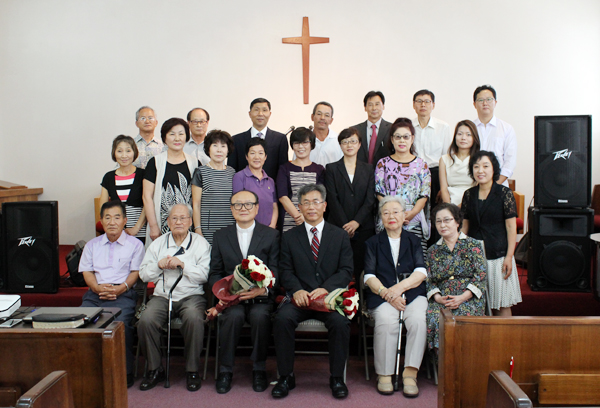 LA선교교회를 개척해 2년2개월간 시무했던 박성도 목사가 니카라과로 떠나고 장태원 목사가 취임했다. 사진 앞줄 정 중앙이 장태원 목사와 박성도 목사. 