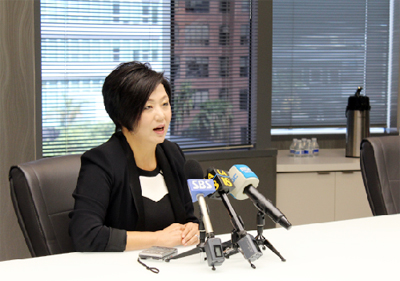 오픈뱅크 민 김 행장이 9월 9일 열린 기자회견에서 이번 행사에 관해 설명하고 있다. 