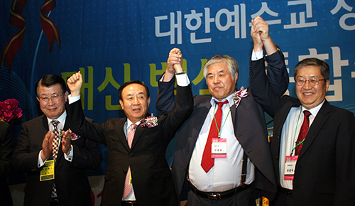 장종현 목사와 전광훈 목사가 손을 맞잡고 들어 올리자, 임원들과 총대들이 박수를 보냈다. 