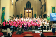 샬롬장애인선교회가 해외에 휠체어를 비롯한 각종 의료보조기구를 보내기 위해 매년 여름 개최하는 &#039;휠체어 사랑이야기&#039; 콘서트의 모습. 