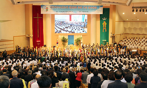 예장통합 100회 총회가 청주 상당교회에서 진행되고 있는 가운데 4일째 회무가 진행된 17일 PCUSA에 동성애자 안수 정책을 취소할 것을 공개적으로 권면키로 결의했다. 