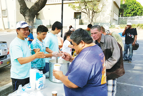 베레카봉사회가 매주 토요일 오전 8시부터 10시까지  산타애나 노숙촌에서 노숙자들을 섬기고 있다. (왼쪽 맨 앞쪽이) 회장 최명균 목사  