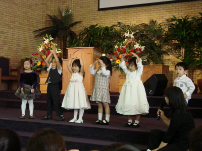 유치부 어린이들이 20주년을 축하하며 무대를 꾸몄다. ⓒ은혜교회