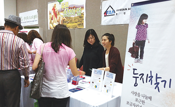 오픈청지기재단 주최 제1회비영리단체 박람회에 참가한 비영리단체들이 각자의 부스에서 그들의 활동분야를 열심히 설명하고 있다.  