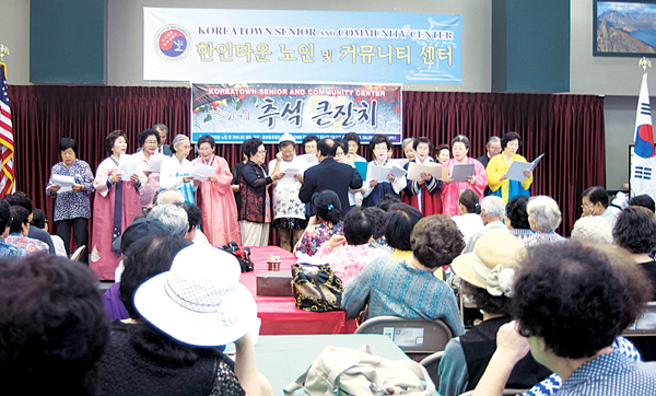 LA한인 노인 및 커뮤니티 센터에서 운영하는 무료 영어 클래스에서 영어를 배운 어른들이 영어 노래를 합창하고 있다.