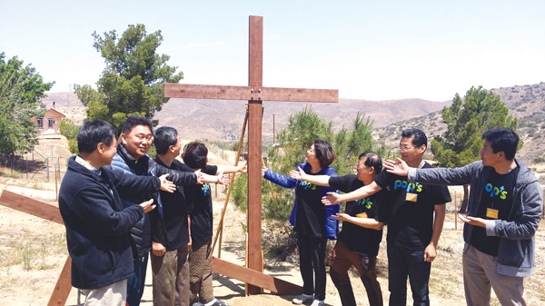 거친 사막위에 정성껏 다듬어 조심스럽게 세워놓은 십자가를 바라보며 십자가 은혜를 되새겨보고 있는 목회자들.   