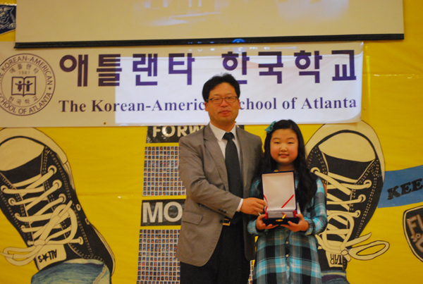 박찬훈 영사가 박 아이린 학생에게 상패를 전달했다.