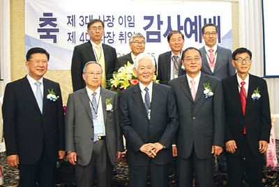 (앞줄 왼쪽으로부터 시계반대방향으로 미주복음방송 사장 및 이사진)김영길 목사, 임종희 목사, 송정명 목사, 임덕순 사장, 김영일 이사장, 진유철 목사, 한기형 목사, 이종용 목사, 고승희 목사