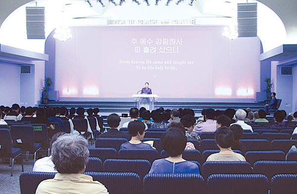 세계아가페선교교회 김요한 담임목사가 창립39주년 감사예배에서 말씀을 전하고 있다.