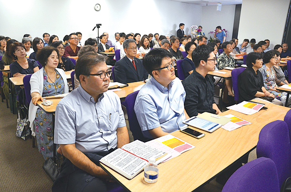 지난달 26일 열린 에스라성경통독사역원 개원예배에서 참석자들이 주해홍 대표의 인사말을 듣고 있다. 
