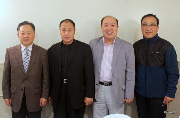 기자회견에서 뉴욕목사회장 이만호 목사, 뉴욕전도협의회장 오태환 목사, 주강사 김종석 목사, 뉴욕전도협의회 이사장 김영환 목사가 기념촬영을 했다.