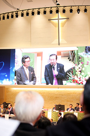 예장 합동 제100회 총회가 열렸던 대구 반야월교회 예배당에도 대형 십자가가 걸려 있었다.