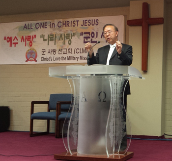 LA 군사랑선교회 정기모임에서 영 리 박사가 메시지를 전하고 있다. 