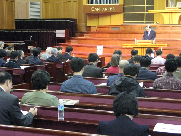 종교개혁500주년기념사업회(대표회장 이종윤 박사)와 한국개혁신학회(회장 주도홍 박사)가 10일 서울교회에서 "21세기에 있어 종교개혁의 의미"를 주제로 '종교개혁신학 국제학술대회'를 개최했다. 이종윤 박사가 기조강연을 전하고 있다.