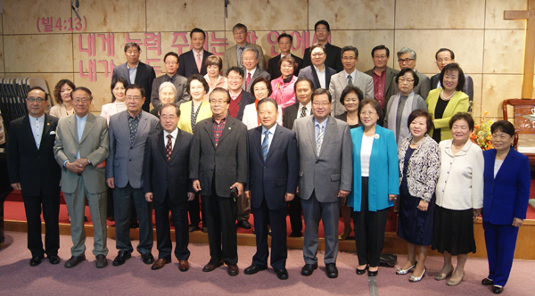 이태희 목사 초청 민족복음화운동본부 대뉴욕부흥성회 준비기도회에서 참석한 목회자들과 관계자들이 기념촬영을 했다. 이번 대회는 2012년 할렐루야대회 강사였던 이태희 목사가 강사로 초빙돼 큰 관심을 모으고 있다.