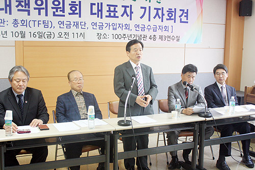 기자회견에서 전두호 이사장(가운데)이 발언하고 있다. (왼쪽부터 순서대로) 사무총장 이홍정 목사, 연금수급자회 비상대책위원장 윤두호 목사, 전 이사장, 연금가입자회 부회장 박형대 목사, 연금재단 서기이사 박은호 목사. ⓒ이대웅 기자