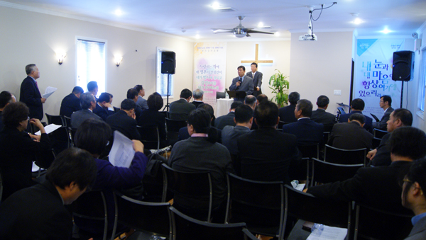 16일 뉴욕교협 회관에서 열린 뉴욕교협 임시 임실행위원회에서 윤리위원회 서기 현영갑 목사가 보고하고 있다.