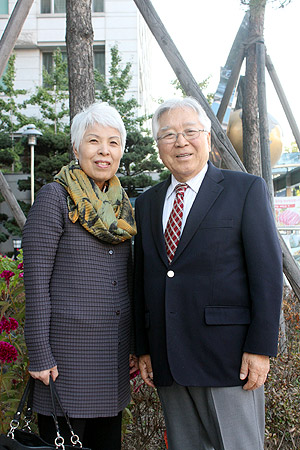 황선규 목사(오른쪽)와 그의 사모. 황 목사에게 사모는 인생의 동반자이자, GSM 사역의 든든한 동역자다. 