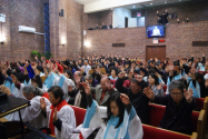 뉴욕초대교회 창립 34주년 기념부흥성회에서 참석한 성도들이 뜨겁게 기도하고 있다.