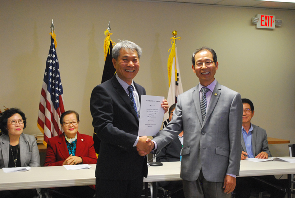 배기성 후보(왼쪽)가 김순영 위원장(오른쪽)으로부터 후보등록증을 전달받고 있다.