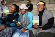 엔데벨어 성경을 들고 있는 남아프리카공화국 여성들 ©대한성서공회