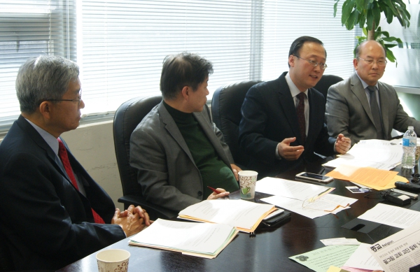 PCUSA 동부한미노회가 최근 필그림교회 교단 탈퇴와 관련한 노회의 행정전권위원회 파송 결정 배경을 설명하는 기자회견을 지난 22일 뉴저지 노회 사무실에서 가졌다.