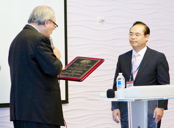 고석희 사무총장이 한기홍 대표의장에게 취임패를 전달하고 있다.