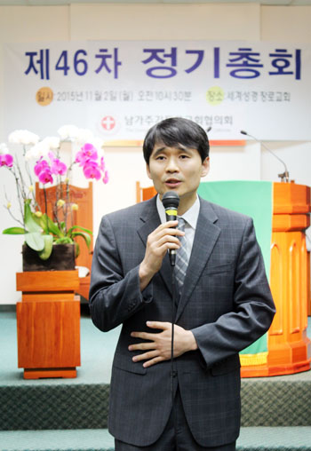 회장 최혁 목사가 총회 취소 사실을 회원들에게 전달하며 사과하고 있다. 총회를 개회하자는 회원들의 의견이 압도적이었으나 최 목사는 임원회의 결정에 따라 총회를 개회하지 않았다.