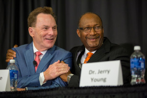 미국에서 인종차별을 끝내자며 손을 맞잡은 로니 플로이드 SBC 총회장(좌)과 제리 영 NBC 총회장(우). ⓒSBC