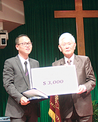 대상 수상자 박노현(월드미션대학교)이  이 대학 총장 송정명 목사로부터 상금 3천불과 상장을 수여받으며 기뻐하고 있다.