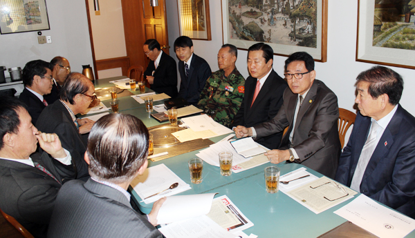 남가주교협 전직 회장들이 최근 긴급회동하고 이번 사태에 대해 논의했다. 이 자리에는 변영익, 최학량, 정해진, 박종대, 한기형, 홍영환, 김건태, 서정이 목사 등 전직회장들과 최혁 회장, 강신권 수석부회장, 김재율 수석부회장 후보 등이 참석했다. 