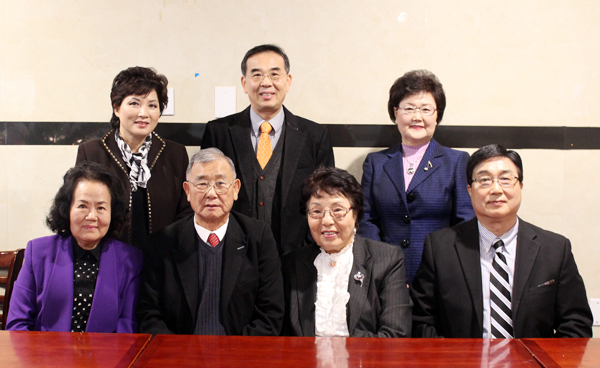 목사장로부부찬양단 관계자들. (앞줄 왼쪽부터) 김정자 사모, 정윤두 목사, 정선옥 목사, 박재웅 목사, (뒷줄 왼쪽부터) 강은규 사모, 강평근 목사, 박경숙 사모 .