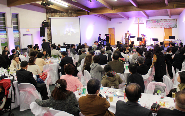 11월 16일 미주장신 후원의 밤에 박트리오가 특별 연주를 하고 있다. 