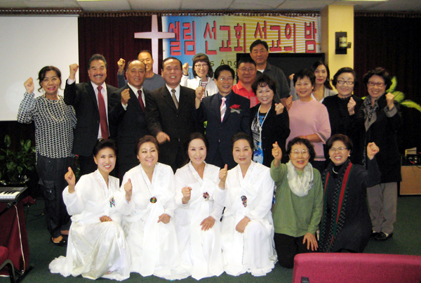 LA선교집회 첫날 예배를 마친 후 성도들과 함께 기념촬영을 하고 있는 (둘째줄 정중앙)고창수 목사.