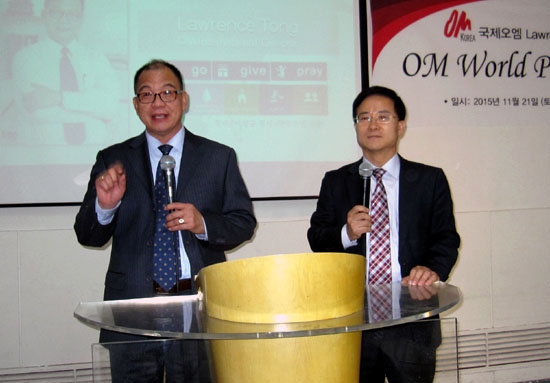 21일 로렌스 통 선교사(좌)가 오엠의 미래 비전에 대해 설명하고 한국오엠 고문 이영규 목사(우)가 통역하고 있다. ©이지희 기자