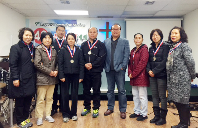 박재만 목사가 40일 특새를 완주한 성도들에게 기념 메달을 증정했다.