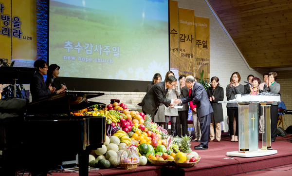 지난 추수감사주일에 새소망교회가 국제기아대책 미주한인본부에 시리아 난민 구호 기금을 전달했다. 