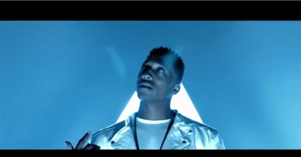 미국 래퍼의 신곡 뮤직비디오에 일루미나티 의혹이 일고 있다. 비판자들은 뒤에 보이는 삼각형 모양이 일루미나티 상징이라고 주장하고 있는 상황이다.