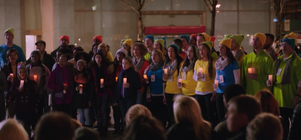 (Photo : (출처 = MS 유튜브 동영상)) 경쟁사인 애플 매장 앞에서 평화 기원 캐롤 부르는 마이크로소프트(MS) 소속 직원들의 모습을 담은 MS의 2015년 크리스마스 광고가 화제다. 하지만 원가사에서 '우리의 아버지 하나님'을 생략해 기독교인들로부터 비판을 받고 있다.