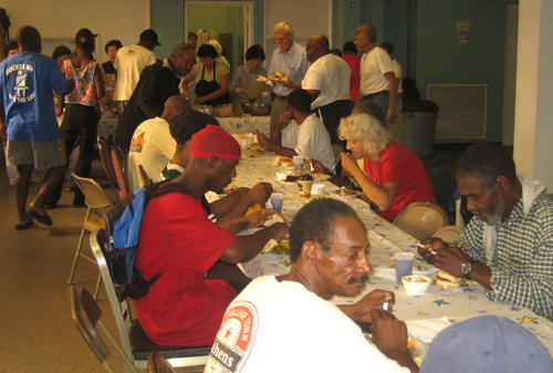 불고기를 먹으며 즐거워하는 지역주민들