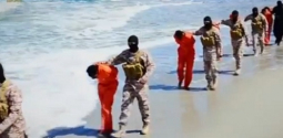 복면을 한 IS 대원들이 기독교인 인질들과 이동하고 있는 모습. 