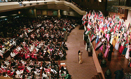 이날 모인 각 나라 여성 지도자들이 자기 나라의 깃발을 들고 무대 앞에 서 있다. ⓒ고준호 기자