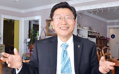 제49대 남가주한목사회장에 취임한 엄규서 목사는 “훌률한 임역원들과 하나 되어 회원들의 권익을 위해 최선을 다하겠다”는 뜻을 밝혔다.