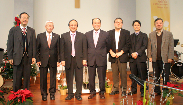 신구임원 교체 좌부터 신임 목사 부회장 최용주 목사, 신임 장로 부회장 김석동 장로, 변인복 목사, 김병규 목사, 정준영 목사, 최요한 목사, 최재우 장로