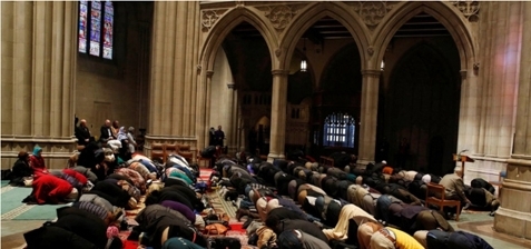 ▲기도하는 무슬림들.