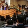 ▲김삼환 목사가 은퇴자들을 포옹해 주는 가운데, 교인들이 기립박수를 보내고 있다. ⓒ류재광 기자

